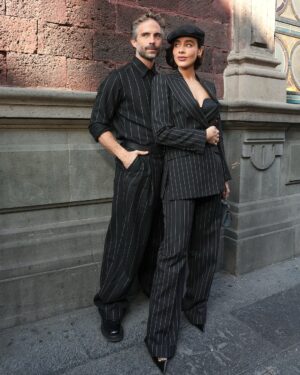 Esmeralda Pimentel Instagram - @osvaldobenavides y @esmepimentel llegando juntos a la premiere de ‘Frankenstein’ en @sanildefonsomx en Ciudad de México usando matching looks de @dolcegabbana ✨ Además, Esmeralda complementó su outfit con piezas de @tousjewelry Atelier y Osvaldo con reloj Panerai. 🖤
Fotografías: @cesarlarenaudie