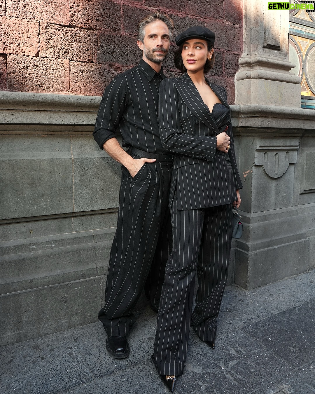 Esmeralda Pimentel - 192.9K Likes - @osvaldobenavides y @esmepimentel llegando juntos a la premiere de ‘Frankenstein’ en @sanildefonsomx en Ciudad de México usando matching looks de @dolcegabbana ✨ Además, Esmeralda complementó su outfit con piezas de @tousjewelry Atelier y Osvaldo con reloj Panerai. 🖤

Fotografías: @cesarlarenaudie