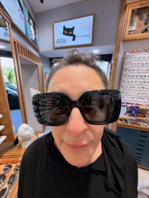 Esra Dermancıoğlu Instagram - Sizce hangisi 😉
@ditaoptikvelens 
#tavsiye