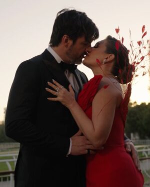 Eugenia Lemos Instagram - Un rojo que no pide permiso… declara presencia ❤️

Hablemos de fuerza, pasión, una declaración de amor puro, a nuestros 40 años, disfrutando con todo nuestro ser de ser padres 🥹

Gracias a la increíble diseñadora chilena @makarena_montaner por darle forma a este momento tan especial ✨

Tocado @catalinaramirez.cl 
Traje @sastreriacalabrese 
Styling @maxgallegos2015 
Peinado: @jeanbohus 
Maquillaje: @leidypro.makeup 
Joyas: @swarovski 
Zapatos: @tiendavoce.cl 
Labial @genia.beauty
Manitos @casamanos 
Producción de vestuario: @riveraconstanza.cl 
Dirección editorial: @nati_ramirezv 
Fotos: @jd.madueno

#GalaViña2026 #FestivalDeViña #RojoQueDeclara #MujerEnEvolución