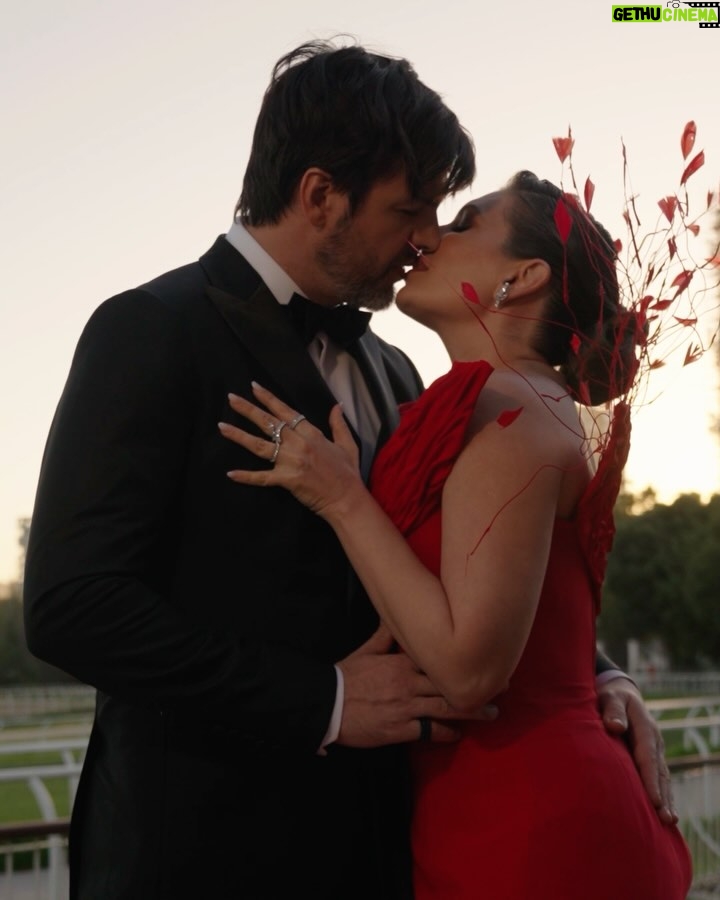 Eugenia Lemos - 32.9K Likes - Un rojo que no pide permiso… declara presencia ❤️

Hablemos de fuerza, pasión, una declaración de amor puro, a nuestros 40 años, disfrutando con todo nuestro ser de ser padres 🥹

Gracias a la increíble diseñadora chilena @makarena_montaner por darle forma a este momento tan especial ✨

Tocado @catalinaramirez.cl 
Traje @sastreriacalabrese 
Styling @maxgallegos2015 
Peinado: @jeanbohus 
Maquillaje: @leidypro.makeup 
Joyas: @swarovski 
Zapatos: @tiendavoce.cl 
Labial @genia.beauty
Manitos @casamanos 
Producción de vestuario: @riveraconstanza.cl 
Dirección editorial: @nati_ramirezv 
Fotos: @jd.madueno

#GalaViña2026 #FestivalDeViña #RojoQueDeclara #MujerEnEvolución