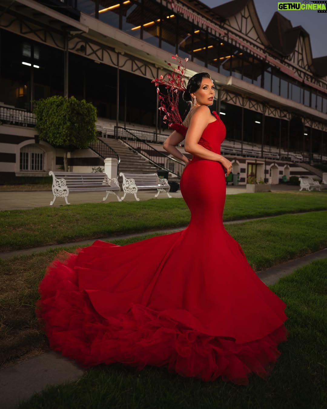 Eugenia Lemos - 9.3K Likes - Un rojo que no pide permiso… declara presencia ❤️

Un color que habla de fuerza y pasión, pero también de seguridad.
A mis 40, en esta etapa de mamá, empresaria y diseñadora, no quiero esconder nada. Quiero celebrarlo todo: lo aprendido, lo vivido y la mujer que soy hoy.

Gracias a la increíble diseñadora chilena @makarena_montaner por darle forma a este momento tan especial ✨

Tocado @catalinaramirez.cl 
Peinado: @jeanbohus 
Maquillaje: @leidypro.makeup 
Joyas: @swarovski 
Zapatos: @tiendavoce.cl
Labial @genia.beauty
Manitos @casamanos 
Styling @maxgallegos2015 
Producción de vestuario: @riveraconstansa 
Dirección editorial: @nati_ramirezv 
Fotos: @jd.madueno

#GalaViña2026 #FestivalDeViña #RojoQueDeclara #MujerEnEvolución