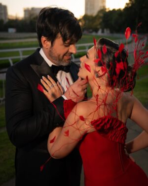 Eugenia Lemos Instagram - Un rojo que no pide permiso… declara presencia ❤️

Hablemos de fuerza, pasión, una declaración de amor puro, a nuestros 40 años, disfrutando con todo nuestro ser de ser padres 🥹

Gracias a la increíble diseñadora chilena @makarena_montaner por darle forma a este momento tan especial ✨

Tocado @catalinaramirez.cl 
Traje @sastreriacalabrese 
Styling @maxgallegos2015 
Peinado: @jeanbohus 
Maquillaje: @leidypro.makeup 
Joyas: @swarovski 
Zapatos: @tiendavoce.cl 
Labial @genia.beauty
Manitos @casamanos 
Producción de vestuario: @riveraconstanza.cl 
Dirección editorial: @nati_ramirezv 
Fotos: @jd.madueno

#GalaViña2026 #FestivalDeViña #RojoQueDeclara #MujerEnEvolución