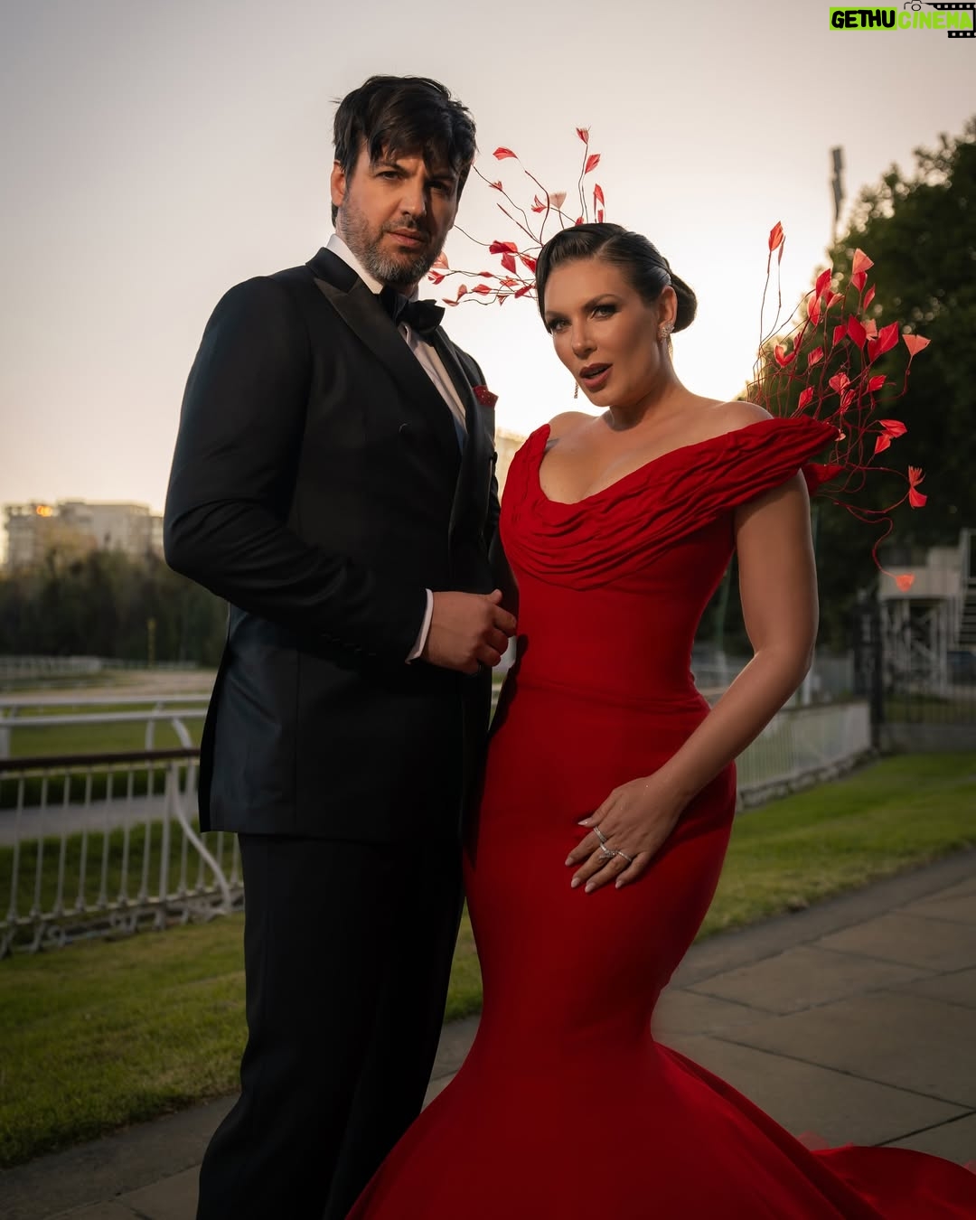 Eugenia Lemos - 32.9K Likes - Un rojo que no pide permiso… declara presencia ❤️

Hablemos de fuerza, pasión, una declaración de amor puro, a nuestros 40 años, disfrutando con todo nuestro ser de ser padres 🥹

Gracias a la increíble diseñadora chilena @makarena_montaner por darle forma a este momento tan especial ✨

Tocado @catalinaramirez.cl 
Traje @sastreriacalabrese 
Styling @maxgallegos2015 
Peinado: @jeanbohus 
Maquillaje: @leidypro.makeup 
Joyas: @swarovski 
Zapatos: @tiendavoce.cl 
Labial @genia.beauty
Manitos @casamanos 
Producción de vestuario: @riveraconstanza.cl 
Dirección editorial: @nati_ramirezv 
Fotos: @jd.madueno

#GalaViña2026 #FestivalDeViña #RojoQueDeclara #MujerEnEvolución