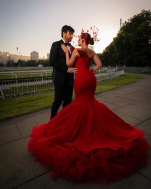 Eugenia Lemos Instagram - Un rojo que no pide permiso… declara presencia ❤️

Hablemos de fuerza, pasión, una declaración de amor puro, a nuestros 40 años, disfrutando con todo nuestro ser de ser padres 🥹

Gracias a la increíble diseñadora chilena @makarena_montaner por darle forma a este momento tan especial ✨

Tocado @catalinaramirez.cl 
Traje @sastreriacalabrese 
Styling @maxgallegos2015 
Peinado: @jeanbohus 
Maquillaje: @leidypro.makeup 
Joyas: @swarovski 
Zapatos: @tiendavoce.cl 
Labial @genia.beauty
Manitos @casamanos 
Producción de vestuario: @riveraconstanza.cl 
Dirección editorial: @nati_ramirezv 
Fotos: @jd.madueno

#GalaViña2026 #FestivalDeViña #RojoQueDeclara #MujerEnEvolución