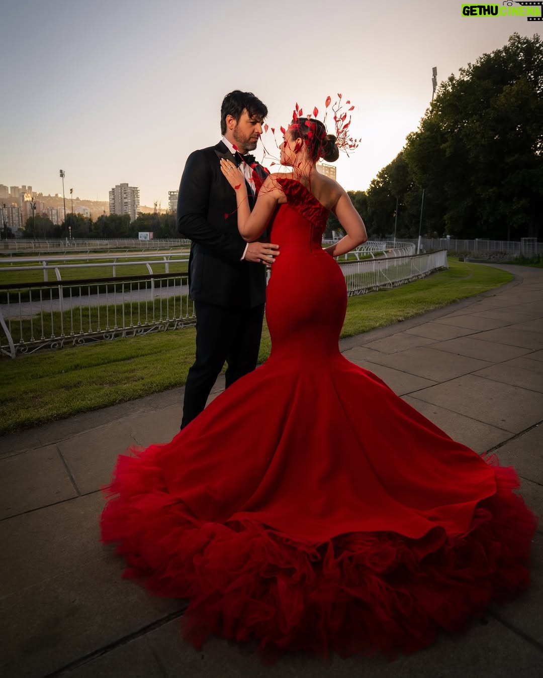 Eugenia Lemos - 32.9K Likes - Un rojo que no pide permiso… declara presencia ❤️

Hablemos de fuerza, pasión, una declaración de amor puro, a nuestros 40 años, disfrutando con todo nuestro ser de ser padres 🥹

Gracias a la increíble diseñadora chilena @makarena_montaner por darle forma a este momento tan especial ✨

Tocado @catalinaramirez.cl 
Traje @sastreriacalabrese 
Styling @maxgallegos2015 
Peinado: @jeanbohus 
Maquillaje: @leidypro.makeup 
Joyas: @swarovski 
Zapatos: @tiendavoce.cl 
Labial @genia.beauty
Manitos @casamanos 
Producción de vestuario: @riveraconstanza.cl 
Dirección editorial: @nati_ramirezv 
Fotos: @jd.madueno

#GalaViña2026 #FestivalDeViña #RojoQueDeclara #MujerEnEvolución