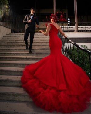 Eugenia Lemos Instagram - Un rojo que no pide permiso… declara presencia ❤️

Hablemos de fuerza, pasión, una declaración de amor puro, a nuestros 40 años, disfrutando con todo nuestro ser de ser padres 🥹

Gracias a la increíble diseñadora chilena @makarena_montaner por darle forma a este momento tan especial ✨

Tocado @catalinaramirez.cl 
Traje @sastreriacalabrese 
Styling @maxgallegos2015 
Peinado: @jeanbohus 
Maquillaje: @leidypro.makeup 
Joyas: @swarovski 
Zapatos: @tiendavoce.cl 
Labial @genia.beauty
Manitos @casamanos 
Producción de vestuario: @riveraconstanza.cl 
Dirección editorial: @nati_ramirezv 
Fotos: @jd.madueno

#GalaViña2026 #FestivalDeViña #RojoQueDeclara #MujerEnEvolución