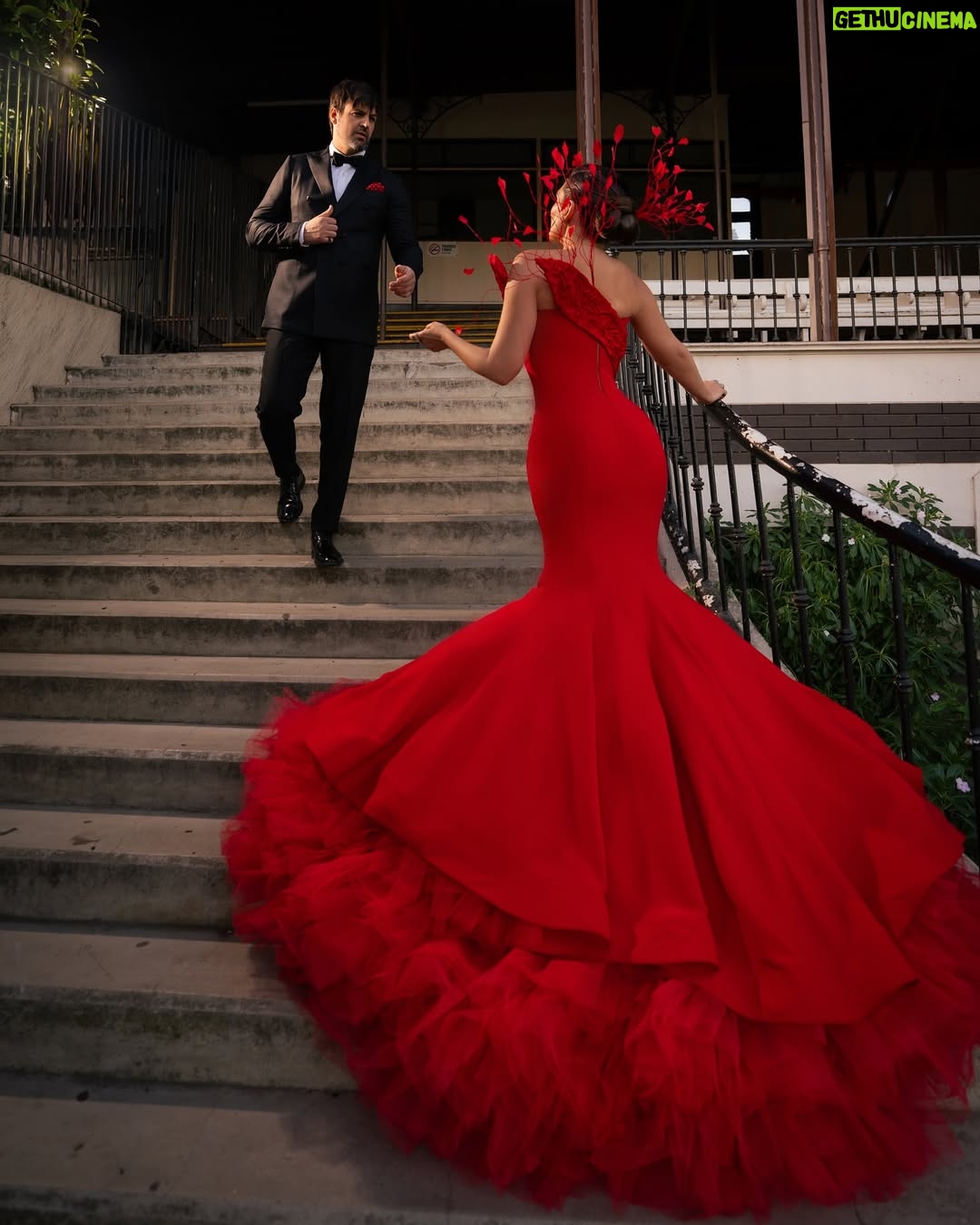 Eugenia Lemos - 32.9K Likes - Un rojo que no pide permiso… declara presencia ❤️

Hablemos de fuerza, pasión, una declaración de amor puro, a nuestros 40 años, disfrutando con todo nuestro ser de ser padres 🥹

Gracias a la increíble diseñadora chilena @makarena_montaner por darle forma a este momento tan especial ✨

Tocado @catalinaramirez.cl 
Traje @sastreriacalabrese 
Styling @maxgallegos2015 
Peinado: @jeanbohus 
Maquillaje: @leidypro.makeup 
Joyas: @swarovski 
Zapatos: @tiendavoce.cl 
Labial @genia.beauty
Manitos @casamanos 
Producción de vestuario: @riveraconstanza.cl 
Dirección editorial: @nati_ramirezv 
Fotos: @jd.madueno

#GalaViña2026 #FestivalDeViña #RojoQueDeclara #MujerEnEvolución