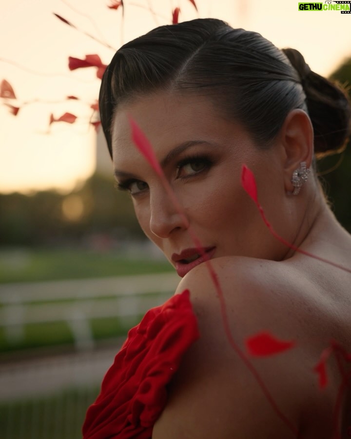 Eugenia Lemos - 9.3K Likes - Un rojo que no pide permiso… declara presencia ❤️

Un color que habla de fuerza y pasión, pero también de seguridad.
A mis 40, en esta etapa de mamá, empresaria y diseñadora, no quiero esconder nada. Quiero celebrarlo todo: lo aprendido, lo vivido y la mujer que soy hoy.

Gracias a la increíble diseñadora chilena @makarena_montaner por darle forma a este momento tan especial ✨

Tocado @catalinaramirez.cl 
Peinado: @jeanbohus 
Maquillaje: @leidypro.makeup 
Joyas: @swarovski 
Zapatos: @tiendavoce.cl
Labial @genia.beauty
Manitos @casamanos 
Styling @maxgallegos2015 
Producción de vestuario: @riveraconstansa 
Dirección editorial: @nati_ramirezv 
Fotos: @jd.madueno

#GalaViña2026 #FestivalDeViña #RojoQueDeclara #MujerEnEvolución