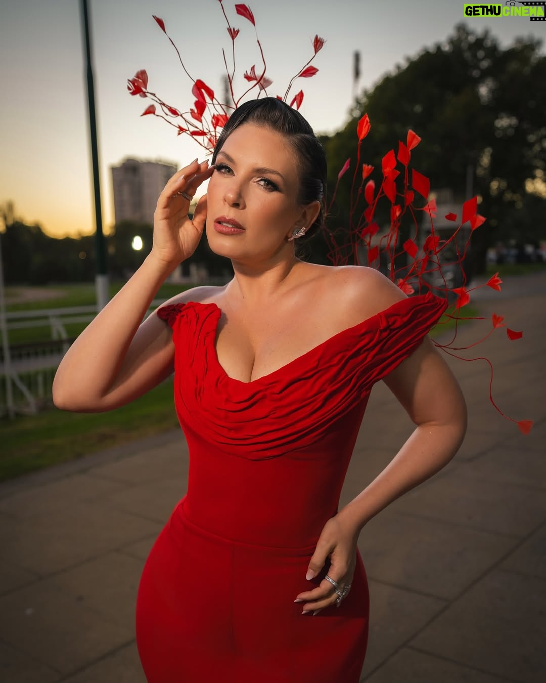 Eugenia Lemos - 9.3K Likes - Un rojo que no pide permiso… declara presencia ❤️

Un color que habla de fuerza y pasión, pero también de seguridad.
A mis 40, en esta etapa de mamá, empresaria y diseñadora, no quiero esconder nada. Quiero celebrarlo todo: lo aprendido, lo vivido y la mujer que soy hoy.

Gracias a la increíble diseñadora chilena @makarena_montaner por darle forma a este momento tan especial ✨

Tocado @catalinaramirez.cl 
Peinado: @jeanbohus 
Maquillaje: @leidypro.makeup 
Joyas: @swarovski 
Zapatos: @tiendavoce.cl
Labial @genia.beauty
Manitos @casamanos 
Styling @maxgallegos2015 
Producción de vestuario: @riveraconstansa 
Dirección editorial: @nati_ramirezv 
Fotos: @jd.madueno

#GalaViña2026 #FestivalDeViña #RojoQueDeclara #MujerEnEvolución