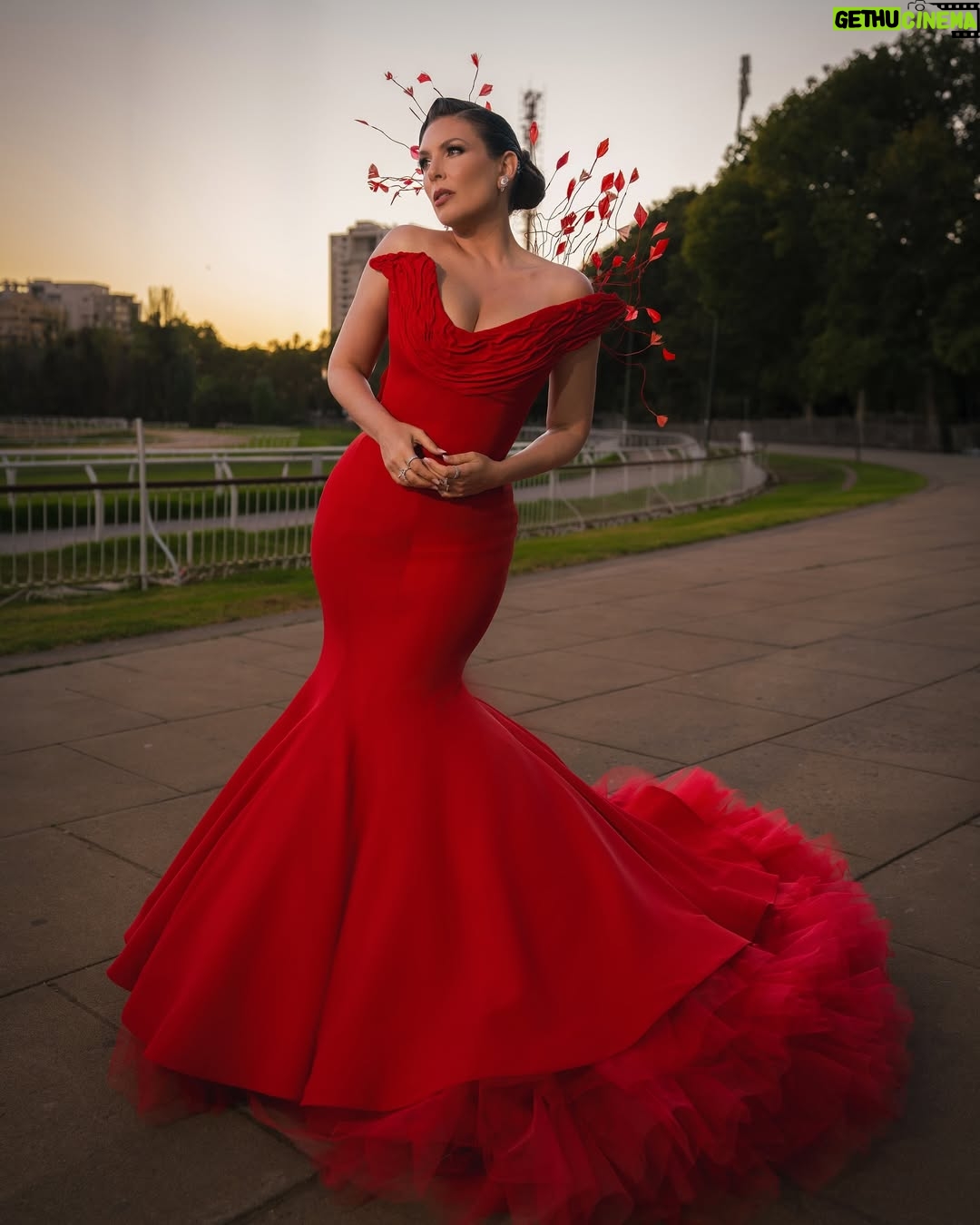 Eugenia Lemos - 9.3K Likes - Un rojo que no pide permiso… declara presencia ❤️

Un color que habla de fuerza y pasión, pero también de seguridad.
A mis 40, en esta etapa de mamá, empresaria y diseñadora, no quiero esconder nada. Quiero celebrarlo todo: lo aprendido, lo vivido y la mujer que soy hoy.

Gracias a la increíble diseñadora chilena @makarena_montaner por darle forma a este momento tan especial ✨

Tocado @catalinaramirez.cl 
Peinado: @jeanbohus 
Maquillaje: @leidypro.makeup 
Joyas: @swarovski 
Zapatos: @tiendavoce.cl
Labial @genia.beauty
Manitos @casamanos 
Styling @maxgallegos2015 
Producción de vestuario: @riveraconstansa 
Dirección editorial: @nati_ramirezv 
Fotos: @jd.madueno

#GalaViña2026 #FestivalDeViña #RojoQueDeclara #MujerEnEvolución