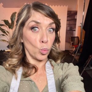 Eva Isanta Instagram - Mi agridulce paso por #TopChefDulcesyFamosos cobra dulzor cuando pienso en todas las personas mágicas y salvadoras que lo hacen posible …
Y en los postres tan ricos que he hecho 🤣🤣🤣

Gracias por este carrusel de colores olores sabores y emociones. 
@rtve_la1 @boxfishspain

No puedo mencionaros a todos pero sin el “todos” no somos nada.
Y juntos somos  
Me encanta este equipo.
Suerte a los que os quedáis 💪

Gracias por vuestros cuidados y mimos @fernandapalom @debywolf_tv @latentaciondevioleta @ohmartus @chuspereiro @gus_garcias @joserrafudio por las risas y picardías 

A @paulavazqueztv por ser la mejor
Al equipo de Gastro cuya reina es @fatimagismero 
Al duro y tierno jurado: @pacoroncero @osvaldo_gross y en especial a @eva_arguinano por ser de Zarauz

A @bashparis 
@newlinkspain por el look @esmeraldamartin 

A @contrastesbydiego_madrid por tus desvelos culinarios conmigo 
A @borjavera @borial_management por darme la manita

#topchefdulcesyfamosos #1rtve #boxfishspain #enterntainment