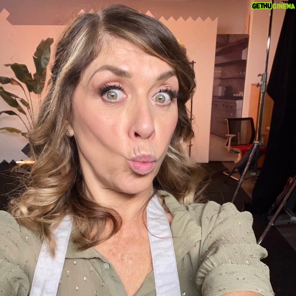 Eva Isanta - 7K Likes - Mi agridulce paso por #TopChefDulcesyFamosos cobra dulzor cuando pienso en todas las personas mágicas y salvadoras que lo hacen posible …
Y en los postres tan ricos que he hecho 🤣🤣🤣

Gracias por este carrusel de colores olores sabores y emociones. 
@rtve_la1 @boxfishspain

No puedo mencionaros a todos pero sin el “todos” no somos nada.
Y juntos somos  
Me encanta este equipo.
Suerte a los que os quedáis 💪

Gracias por vuestros cuidados y mimos @fernandapalom @debywolf_tv @latentaciondevioleta @ohmartus @chuspereiro @gus_garcias @joserrafudio por las risas y picardías 

A @paulavazqueztv por ser la mejor
Al equipo de Gastro cuya reina es @fatimagismero 
Al duro y tierno jurado: @pacoroncero @osvaldo_gross y en especial a @eva_arguinano por ser de Zarauz

A @bashparis 
@newlinkspain por el look @esmeraldamartin 

A @contrastesbydiego_madrid por tus desvelos culinarios conmigo 
A @borjavera @borial_management por darme la manita

#topchefdulcesyfamosos #1rtve #boxfishspain #enterntainment