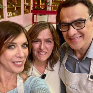 Eva Isanta Instagram - Mi agridulce paso por #TopChefDulcesyFamosos cobra dulzor cuando pienso en todas las personas mágicas y salvadoras que lo hacen posible …
Y en los postres tan ricos que he hecho 🤣🤣🤣

Gracias por este carrusel de colores olores sabores y emociones. 
@rtve_la1 @boxfishspain

No puedo mencionaros a todos pero sin el “todos” no somos nada.
Y juntos somos  
Me encanta este equipo.
Suerte a los que os quedáis 💪

Gracias por vuestros cuidados y mimos @fernandapalom @debywolf_tv @latentaciondevioleta @ohmartus @chuspereiro @gus_garcias @joserrafudio por las risas y picardías 

A @paulavazqueztv por ser la mejor
Al equipo de Gastro cuya reina es @fatimagismero 
Al duro y tierno jurado: @pacoroncero @osvaldo_gross y en especial a @eva_arguinano por ser de Zarauz

A @bashparis 
@newlinkspain por el look @esmeraldamartin 

A @contrastesbydiego_madrid por tus desvelos culinarios conmigo 
A @borjavera @borial_management por darme la manita

#topchefdulcesyfamosos #1rtve #boxfishspain #enterntainment