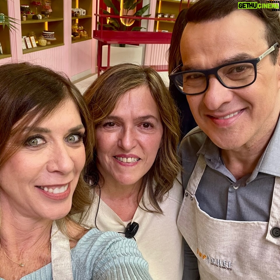 Eva Isanta - 7K Likes - Mi agridulce paso por #TopChefDulcesyFamosos cobra dulzor cuando pienso en todas las personas mágicas y salvadoras que lo hacen posible …
Y en los postres tan ricos que he hecho 🤣🤣🤣

Gracias por este carrusel de colores olores sabores y emociones. 
@rtve_la1 @boxfishspain

No puedo mencionaros a todos pero sin el “todos” no somos nada.
Y juntos somos  
Me encanta este equipo.
Suerte a los que os quedáis 💪

Gracias por vuestros cuidados y mimos @fernandapalom @debywolf_tv @latentaciondevioleta @ohmartus @chuspereiro @gus_garcias @joserrafudio por las risas y picardías 

A @paulavazqueztv por ser la mejor
Al equipo de Gastro cuya reina es @fatimagismero 
Al duro y tierno jurado: @pacoroncero @osvaldo_gross y en especial a @eva_arguinano por ser de Zarauz

A @bashparis 
@newlinkspain por el look @esmeraldamartin 

A @contrastesbydiego_madrid por tus desvelos culinarios conmigo 
A @borjavera @borial_management por darme la manita

#topchefdulcesyfamosos #1rtve #boxfishspain #enterntainment
