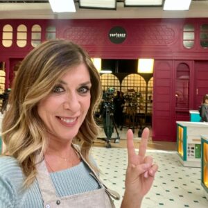 Eva Isanta Instagram - Mi agridulce paso por #TopChefDulcesyFamosos cobra dulzor cuando pienso en todas las personas mágicas y salvadoras que lo hacen posible …
Y en los postres tan ricos que he hecho 🤣🤣🤣

Gracias por este carrusel de colores olores sabores y emociones. 
@rtve_la1 @boxfishspain

No puedo mencionaros a todos pero sin el “todos” no somos nada.
Y juntos somos  
Me encanta este equipo.
Suerte a los que os quedáis 💪

Gracias por vuestros cuidados y mimos @fernandapalom @debywolf_tv @latentaciondevioleta @ohmartus @chuspereiro @gus_garcias @joserrafudio por las risas y picardías 

A @paulavazqueztv por ser la mejor
Al equipo de Gastro cuya reina es @fatimagismero 
Al duro y tierno jurado: @pacoroncero @osvaldo_gross y en especial a @eva_arguinano por ser de Zarauz

A @bashparis 
@newlinkspain por el look @esmeraldamartin 

A @contrastesbydiego_madrid por tus desvelos culinarios conmigo 
A @borjavera @borial_management por darme la manita

#topchefdulcesyfamosos #1rtve #boxfishspain #enterntainment