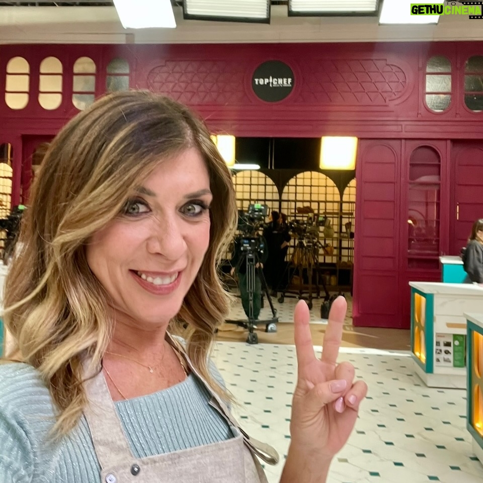 Eva Isanta - 7K Likes - Mi agridulce paso por #TopChefDulcesyFamosos cobra dulzor cuando pienso en todas las personas mágicas y salvadoras que lo hacen posible …
Y en los postres tan ricos que he hecho 🤣🤣🤣

Gracias por este carrusel de colores olores sabores y emociones. 
@rtve_la1 @boxfishspain

No puedo mencionaros a todos pero sin el “todos” no somos nada.
Y juntos somos  
Me encanta este equipo.
Suerte a los que os quedáis 💪

Gracias por vuestros cuidados y mimos @fernandapalom @debywolf_tv @latentaciondevioleta @ohmartus @chuspereiro @gus_garcias @joserrafudio por las risas y picardías 

A @paulavazqueztv por ser la mejor
Al equipo de Gastro cuya reina es @fatimagismero 
Al duro y tierno jurado: @pacoroncero @osvaldo_gross y en especial a @eva_arguinano por ser de Zarauz

A @bashparis 
@newlinkspain por el look @esmeraldamartin 

A @contrastesbydiego_madrid por tus desvelos culinarios conmigo 
A @borjavera @borial_management por darme la manita

#topchefdulcesyfamosos #1rtve #boxfishspain #enterntainment