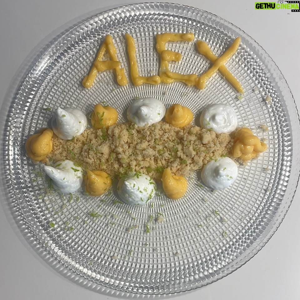 Eva Isanta - 7K Likes - Mi agridulce paso por #TopChefDulcesyFamosos cobra dulzor cuando pienso en todas las personas mágicas y salvadoras que lo hacen posible …
Y en los postres tan ricos que he hecho 🤣🤣🤣

Gracias por este carrusel de colores olores sabores y emociones. 
@rtve_la1 @boxfishspain

No puedo mencionaros a todos pero sin el “todos” no somos nada.
Y juntos somos  
Me encanta este equipo.
Suerte a los que os quedáis 💪

Gracias por vuestros cuidados y mimos @fernandapalom @debywolf_tv @latentaciondevioleta @ohmartus @chuspereiro @gus_garcias @joserrafudio por las risas y picardías 

A @paulavazqueztv por ser la mejor
Al equipo de Gastro cuya reina es @fatimagismero 
Al duro y tierno jurado: @pacoroncero @osvaldo_gross y en especial a @eva_arguinano por ser de Zarauz

A @bashparis 
@newlinkspain por el look @esmeraldamartin 

A @contrastesbydiego_madrid por tus desvelos culinarios conmigo 
A @borjavera @borial_management por darme la manita

#topchefdulcesyfamosos #1rtve #boxfishspain #enterntainment