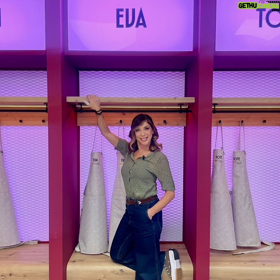 Eva Isanta - 7K Likes - Mi agridulce paso por #TopChefDulcesyFamosos cobra dulzor cuando pienso en todas las personas mágicas y salvadoras que lo hacen posible …
Y en los postres tan ricos que he hecho 🤣🤣🤣

Gracias por este carrusel de colores olores sabores y emociones. 
@rtve_la1 @boxfishspain

No puedo mencionaros a todos pero sin el “todos” no somos nada.
Y juntos somos  
Me encanta este equipo.
Suerte a los que os quedáis 💪

Gracias por vuestros cuidados y mimos @fernandapalom @debywolf_tv @latentaciondevioleta @ohmartus @chuspereiro @gus_garcias @joserrafudio por las risas y picardías 

A @paulavazqueztv por ser la mejor
Al equipo de Gastro cuya reina es @fatimagismero 
Al duro y tierno jurado: @pacoroncero @osvaldo_gross y en especial a @eva_arguinano por ser de Zarauz

A @bashparis 
@newlinkspain por el look @esmeraldamartin 

A @contrastesbydiego_madrid por tus desvelos culinarios conmigo 
A @borjavera @borial_management por darme la manita

#topchefdulcesyfamosos #1rtve #boxfishspain #enterntainment