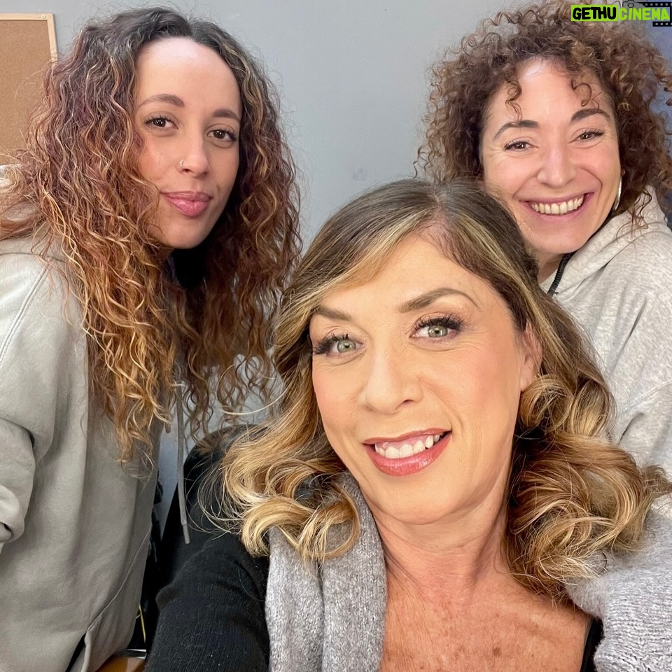 Eva Isanta - 7K Likes - Mi agridulce paso por #TopChefDulcesyFamosos cobra dulzor cuando pienso en todas las personas mágicas y salvadoras que lo hacen posible …
Y en los postres tan ricos que he hecho 🤣🤣🤣

Gracias por este carrusel de colores olores sabores y emociones. 
@rtve_la1 @boxfishspain

No puedo mencionaros a todos pero sin el “todos” no somos nada.
Y juntos somos  
Me encanta este equipo.
Suerte a los que os quedáis 💪

Gracias por vuestros cuidados y mimos @fernandapalom @debywolf_tv @latentaciondevioleta @ohmartus @chuspereiro @gus_garcias @joserrafudio por las risas y picardías 

A @paulavazqueztv por ser la mejor
Al equipo de Gastro cuya reina es @fatimagismero 
Al duro y tierno jurado: @pacoroncero @osvaldo_gross y en especial a @eva_arguinano por ser de Zarauz

A @bashparis 
@newlinkspain por el look @esmeraldamartin 

A @contrastesbydiego_madrid por tus desvelos culinarios conmigo 
A @borjavera @borial_management por darme la manita

#topchefdulcesyfamosos #1rtve #boxfishspain #enterntainment