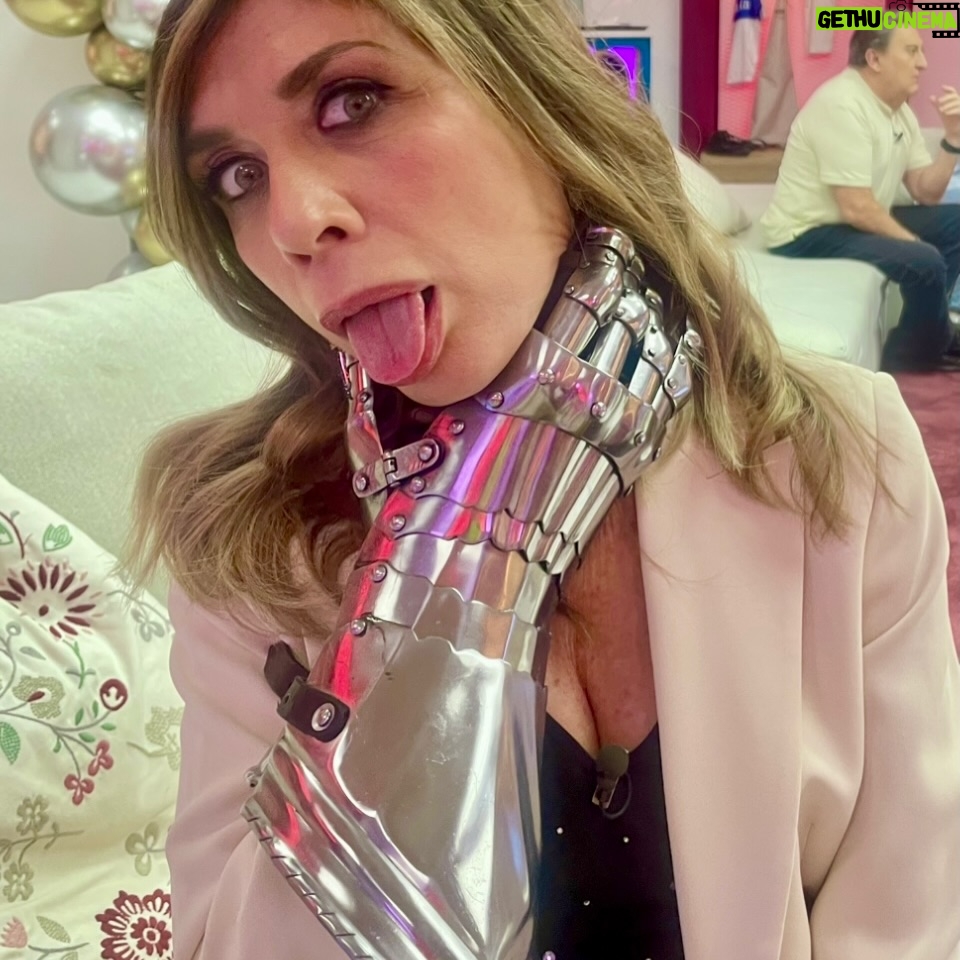 Eva Isanta - 7K Likes - Mi agridulce paso por #TopChefDulcesyFamosos cobra dulzor cuando pienso en todas las personas mágicas y salvadoras que lo hacen posible …
Y en los postres tan ricos que he hecho 🤣🤣🤣

Gracias por este carrusel de colores olores sabores y emociones. 
@rtve_la1 @boxfishspain

No puedo mencionaros a todos pero sin el “todos” no somos nada.
Y juntos somos  
Me encanta este equipo.
Suerte a los que os quedáis 💪

Gracias por vuestros cuidados y mimos @fernandapalom @debywolf_tv @latentaciondevioleta @ohmartus @chuspereiro @gus_garcias @joserrafudio por las risas y picardías 

A @paulavazqueztv por ser la mejor
Al equipo de Gastro cuya reina es @fatimagismero 
Al duro y tierno jurado: @pacoroncero @osvaldo_gross y en especial a @eva_arguinano por ser de Zarauz

A @bashparis 
@newlinkspain por el look @esmeraldamartin 

A @contrastesbydiego_madrid por tus desvelos culinarios conmigo 
A @borjavera @borial_management por darme la manita

#topchefdulcesyfamosos #1rtve #boxfishspain #enterntainment