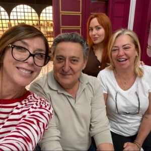 Eva Isanta Instagram - Mi agridulce paso por #TopChefDulcesyFamosos cobra dulzor cuando pienso en todas las personas mágicas y salvadoras que lo hacen posible …
Y en los postres tan ricos que he hecho 🤣🤣🤣

Gracias por este carrusel de colores olores sabores y emociones. 
@rtve_la1 @boxfishspain

No puedo mencionaros a todos pero sin el “todos” no somos nada.
Y juntos somos  
Me encanta este equipo.
Suerte a los que os quedáis 💪

Gracias por vuestros cuidados y mimos @fernandapalom @debywolf_tv @latentaciondevioleta @ohmartus @chuspereiro @gus_garcias @joserrafudio por las risas y picardías 

A @paulavazqueztv por ser la mejor
Al equipo de Gastro cuya reina es @fatimagismero 
Al duro y tierno jurado: @pacoroncero @osvaldo_gross y en especial a @eva_arguinano por ser de Zarauz

A @bashparis 
@newlinkspain por el look @esmeraldamartin 

A @contrastesbydiego_madrid por tus desvelos culinarios conmigo 
A @borjavera @borial_management por darme la manita

#topchefdulcesyfamosos #1rtve #boxfishspain #enterntainment