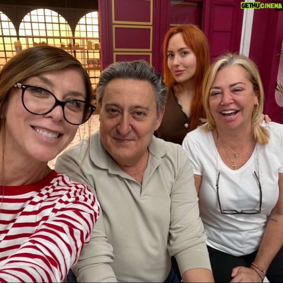 Eva Isanta - 7K Likes - Mi agridulce paso por #TopChefDulcesyFamosos cobra dulzor cuando pienso en todas las personas mágicas y salvadoras que lo hacen posible …
Y en los postres tan ricos que he hecho 🤣🤣🤣

Gracias por este carrusel de colores olores sabores y emociones. 
@rtve_la1 @boxfishspain

No puedo mencionaros a todos pero sin el “todos” no somos nada.
Y juntos somos  
Me encanta este equipo.
Suerte a los que os quedáis 💪

Gracias por vuestros cuidados y mimos @fernandapalom @debywolf_tv @latentaciondevioleta @ohmartus @chuspereiro @gus_garcias @joserrafudio por las risas y picardías 

A @paulavazqueztv por ser la mejor
Al equipo de Gastro cuya reina es @fatimagismero 
Al duro y tierno jurado: @pacoroncero @osvaldo_gross y en especial a @eva_arguinano por ser de Zarauz

A @bashparis 
@newlinkspain por el look @esmeraldamartin 

A @contrastesbydiego_madrid por tus desvelos culinarios conmigo 
A @borjavera @borial_management por darme la manita

#topchefdulcesyfamosos #1rtve #boxfishspain #enterntainment