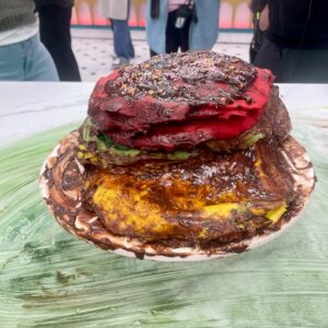 Eva Isanta Instagram - Mi agridulce paso por #TopChefDulcesyFamosos cobra dulzor cuando pienso en todas las personas mágicas y salvadoras que lo hacen posible …
Y en los postres tan ricos que he hecho 🤣🤣🤣

Gracias por este carrusel de colores olores sabores y emociones. 
@rtve_la1 @boxfishspain

No puedo mencionaros a todos pero sin el “todos” no somos nada.
Y juntos somos  
Me encanta este equipo.
Suerte a los que os quedáis 💪

Gracias por vuestros cuidados y mimos @fernandapalom @debywolf_tv @latentaciondevioleta @ohmartus @chuspereiro @gus_garcias @joserrafudio por las risas y picardías 

A @paulavazqueztv por ser la mejor
Al equipo de Gastro cuya reina es @fatimagismero 
Al duro y tierno jurado: @pacoroncero @osvaldo_gross y en especial a @eva_arguinano por ser de Zarauz

A @bashparis 
@newlinkspain por el look @esmeraldamartin 

A @contrastesbydiego_madrid por tus desvelos culinarios conmigo 
A @borjavera @borial_management por darme la manita

#topchefdulcesyfamosos #1rtve #boxfishspain #enterntainment