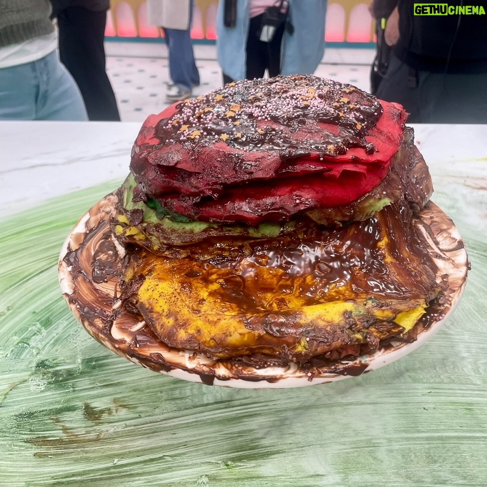 Eva Isanta - 7K Likes - Mi agridulce paso por #TopChefDulcesyFamosos cobra dulzor cuando pienso en todas las personas mágicas y salvadoras que lo hacen posible …
Y en los postres tan ricos que he hecho 🤣🤣🤣

Gracias por este carrusel de colores olores sabores y emociones. 
@rtve_la1 @boxfishspain

No puedo mencionaros a todos pero sin el “todos” no somos nada.
Y juntos somos  
Me encanta este equipo.
Suerte a los que os quedáis 💪

Gracias por vuestros cuidados y mimos @fernandapalom @debywolf_tv @latentaciondevioleta @ohmartus @chuspereiro @gus_garcias @joserrafudio por las risas y picardías 

A @paulavazqueztv por ser la mejor
Al equipo de Gastro cuya reina es @fatimagismero 
Al duro y tierno jurado: @pacoroncero @osvaldo_gross y en especial a @eva_arguinano por ser de Zarauz

A @bashparis 
@newlinkspain por el look @esmeraldamartin 

A @contrastesbydiego_madrid por tus desvelos culinarios conmigo 
A @borjavera @borial_management por darme la manita

#topchefdulcesyfamosos #1rtve #boxfishspain #enterntainment
