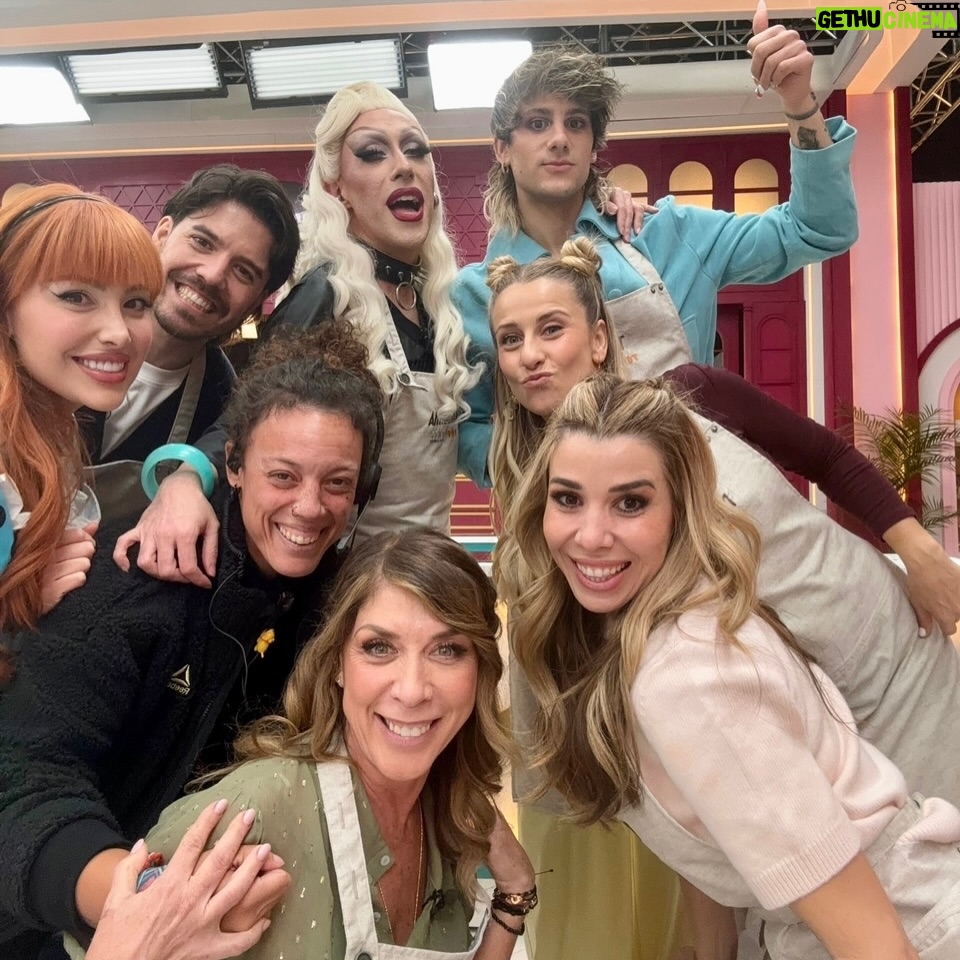 Eva Isanta - 7K Likes - Mi agridulce paso por #TopChefDulcesyFamosos cobra dulzor cuando pienso en todas las personas mágicas y salvadoras que lo hacen posible …
Y en los postres tan ricos que he hecho 🤣🤣🤣

Gracias por este carrusel de colores olores sabores y emociones. 
@rtve_la1 @boxfishspain

No puedo mencionaros a todos pero sin el “todos” no somos nada.
Y juntos somos  
Me encanta este equipo.
Suerte a los que os quedáis 💪

Gracias por vuestros cuidados y mimos @fernandapalom @debywolf_tv @latentaciondevioleta @ohmartus @chuspereiro @gus_garcias @joserrafudio por las risas y picardías 

A @paulavazqueztv por ser la mejor
Al equipo de Gastro cuya reina es @fatimagismero 
Al duro y tierno jurado: @pacoroncero @osvaldo_gross y en especial a @eva_arguinano por ser de Zarauz

A @bashparis 
@newlinkspain por el look @esmeraldamartin 

A @contrastesbydiego_madrid por tus desvelos culinarios conmigo 
A @borjavera @borial_management por darme la manita

#topchefdulcesyfamosos #1rtve #boxfishspain #enterntainment
