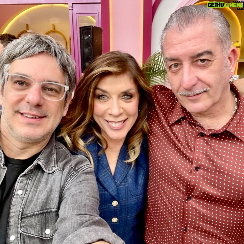 Eva Isanta - 7K Likes - Mi agridulce paso por #TopChefDulcesyFamosos cobra dulzor cuando pienso en todas las personas mágicas y salvadoras que lo hacen posible …
Y en los postres tan ricos que he hecho 🤣🤣🤣

Gracias por este carrusel de colores olores sabores y emociones. 
@rtve_la1 @boxfishspain

No puedo mencionaros a todos pero sin el “todos” no somos nada.
Y juntos somos  
Me encanta este equipo.
Suerte a los que os quedáis 💪

Gracias por vuestros cuidados y mimos @fernandapalom @debywolf_tv @latentaciondevioleta @ohmartus @chuspereiro @gus_garcias @joserrafudio por las risas y picardías 

A @paulavazqueztv por ser la mejor
Al equipo de Gastro cuya reina es @fatimagismero 
Al duro y tierno jurado: @pacoroncero @osvaldo_gross y en especial a @eva_arguinano por ser de Zarauz

A @bashparis 
@newlinkspain por el look @esmeraldamartin 

A @contrastesbydiego_madrid por tus desvelos culinarios conmigo 
A @borjavera @borial_management por darme la manita

#topchefdulcesyfamosos #1rtve #boxfishspain #enterntainment