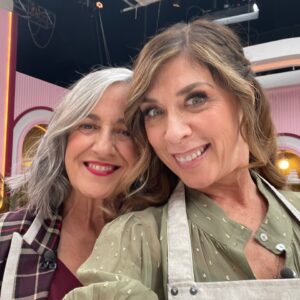 Eva Isanta Instagram - Mi agridulce paso por #TopChefDulcesyFamosos cobra dulzor cuando pienso en todas las personas mágicas y salvadoras que lo hacen posible …
Y en los postres tan ricos que he hecho 🤣🤣🤣

Gracias por este carrusel de colores olores sabores y emociones. 
@rtve_la1 @boxfishspain

No puedo mencionaros a todos pero sin el “todos” no somos nada.
Y juntos somos  
Me encanta este equipo.
Suerte a los que os quedáis 💪

Gracias por vuestros cuidados y mimos @fernandapalom @debywolf_tv @latentaciondevioleta @ohmartus @chuspereiro @gus_garcias @joserrafudio por las risas y picardías 

A @paulavazqueztv por ser la mejor
Al equipo de Gastro cuya reina es @fatimagismero 
Al duro y tierno jurado: @pacoroncero @osvaldo_gross y en especial a @eva_arguinano por ser de Zarauz

A @bashparis 
@newlinkspain por el look @esmeraldamartin 

A @contrastesbydiego_madrid por tus desvelos culinarios conmigo 
A @borjavera @borial_management por darme la manita

#topchefdulcesyfamosos #1rtve #boxfishspain #enterntainment