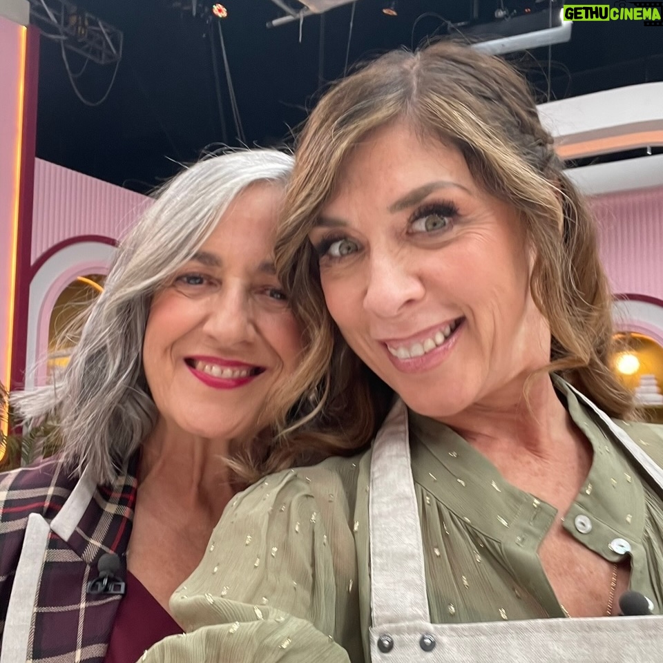 Eva Isanta - 7K Likes - Mi agridulce paso por #TopChefDulcesyFamosos cobra dulzor cuando pienso en todas las personas mágicas y salvadoras que lo hacen posible …
Y en los postres tan ricos que he hecho 🤣🤣🤣

Gracias por este carrusel de colores olores sabores y emociones. 
@rtve_la1 @boxfishspain

No puedo mencionaros a todos pero sin el “todos” no somos nada.
Y juntos somos  
Me encanta este equipo.
Suerte a los que os quedáis 💪

Gracias por vuestros cuidados y mimos @fernandapalom @debywolf_tv @latentaciondevioleta @ohmartus @chuspereiro @gus_garcias @joserrafudio por las risas y picardías 

A @paulavazqueztv por ser la mejor
Al equipo de Gastro cuya reina es @fatimagismero 
Al duro y tierno jurado: @pacoroncero @osvaldo_gross y en especial a @eva_arguinano por ser de Zarauz

A @bashparis 
@newlinkspain por el look @esmeraldamartin 

A @contrastesbydiego_madrid por tus desvelos culinarios conmigo 
A @borjavera @borial_management por darme la manita

#topchefdulcesyfamosos #1rtve #boxfishspain #enterntainment