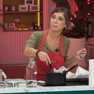 Eva Isanta Instagram - Mi agridulce paso por #TopChefDulcesyFamosos cobra dulzor cuando pienso en todas las personas mágicas y salvadoras que lo hacen posible …
Y en los postres tan ricos que he hecho 🤣🤣🤣

Gracias por este carrusel de colores olores sabores y emociones. 
@rtve_la1 @boxfishspain

No puedo mencionaros a todos pero sin el “todos” no somos nada.
Y juntos somos  
Me encanta este equipo.
Suerte a los que os quedáis 💪

Gracias por vuestros cuidados y mimos @fernandapalom @debywolf_tv @latentaciondevioleta @ohmartus @chuspereiro @gus_garcias @joserrafudio por las risas y picardías 

A @paulavazqueztv por ser la mejor
Al equipo de Gastro cuya reina es @fatimagismero 
Al duro y tierno jurado: @pacoroncero @osvaldo_gross y en especial a @eva_arguinano por ser de Zarauz

A @bashparis 
@newlinkspain por el look @esmeraldamartin 

A @contrastesbydiego_madrid por tus desvelos culinarios conmigo 
A @borjavera @borial_management por darme la manita

#topchefdulcesyfamosos #1rtve #boxfishspain #enterntainment