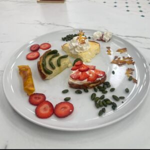 Eva Isanta Instagram - Mi agridulce paso por #TopChefDulcesyFamosos cobra dulzor cuando pienso en todas las personas mágicas y salvadoras que lo hacen posible …
Y en los postres tan ricos que he hecho 🤣🤣🤣

Gracias por este carrusel de colores olores sabores y emociones. 
@rtve_la1 @boxfishspain

No puedo mencionaros a todos pero sin el “todos” no somos nada.
Y juntos somos  
Me encanta este equipo.
Suerte a los que os quedáis 💪

Gracias por vuestros cuidados y mimos @fernandapalom @debywolf_tv @latentaciondevioleta @ohmartus @chuspereiro @gus_garcias @joserrafudio por las risas y picardías 

A @paulavazqueztv por ser la mejor
Al equipo de Gastro cuya reina es @fatimagismero 
Al duro y tierno jurado: @pacoroncero @osvaldo_gross y en especial a @eva_arguinano por ser de Zarauz

A @bashparis 
@newlinkspain por el look @esmeraldamartin 

A @contrastesbydiego_madrid por tus desvelos culinarios conmigo 
A @borjavera @borial_management por darme la manita

#topchefdulcesyfamosos #1rtve #boxfishspain #enterntainment