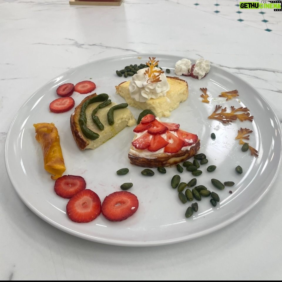 Eva Isanta - 7K Likes - Mi agridulce paso por #TopChefDulcesyFamosos cobra dulzor cuando pienso en todas las personas mágicas y salvadoras que lo hacen posible …
Y en los postres tan ricos que he hecho 🤣🤣🤣

Gracias por este carrusel de colores olores sabores y emociones. 
@rtve_la1 @boxfishspain

No puedo mencionaros a todos pero sin el “todos” no somos nada.
Y juntos somos  
Me encanta este equipo.
Suerte a los que os quedáis 💪

Gracias por vuestros cuidados y mimos @fernandapalom @debywolf_tv @latentaciondevioleta @ohmartus @chuspereiro @gus_garcias @joserrafudio por las risas y picardías 

A @paulavazqueztv por ser la mejor
Al equipo de Gastro cuya reina es @fatimagismero 
Al duro y tierno jurado: @pacoroncero @osvaldo_gross y en especial a @eva_arguinano por ser de Zarauz

A @bashparis 
@newlinkspain por el look @esmeraldamartin 

A @contrastesbydiego_madrid por tus desvelos culinarios conmigo 
A @borjavera @borial_management por darme la manita

#topchefdulcesyfamosos #1rtve #boxfishspain #enterntainment