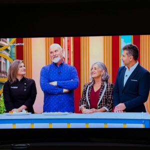 Eva Isanta Instagram - Mi agridulce paso por #TopChefDulcesyFamosos cobra dulzor cuando pienso en todas las personas mágicas y salvadoras que lo hacen posible …
Y en los postres tan ricos que he hecho 🤣🤣🤣

Gracias por este carrusel de colores olores sabores y emociones. 
@rtve_la1 @boxfishspain

No puedo mencionaros a todos pero sin el “todos” no somos nada.
Y juntos somos  
Me encanta este equipo.
Suerte a los que os quedáis 💪

Gracias por vuestros cuidados y mimos @fernandapalom @debywolf_tv @latentaciondevioleta @ohmartus @chuspereiro @gus_garcias @joserrafudio por las risas y picardías 

A @paulavazqueztv por ser la mejor
Al equipo de Gastro cuya reina es @fatimagismero 
Al duro y tierno jurado: @pacoroncero @osvaldo_gross y en especial a @eva_arguinano por ser de Zarauz

A @bashparis 
@newlinkspain por el look @esmeraldamartin 

A @contrastesbydiego_madrid por tus desvelos culinarios conmigo 
A @borjavera @borial_management por darme la manita

#topchefdulcesyfamosos #1rtve #boxfishspain #enterntainment