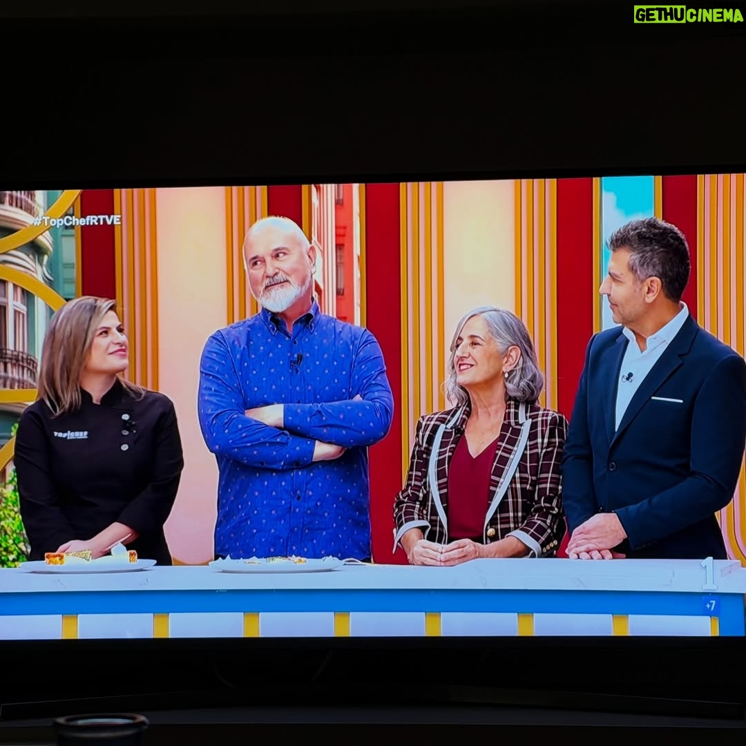 Eva Isanta - 7K Likes - Mi agridulce paso por #TopChefDulcesyFamosos cobra dulzor cuando pienso en todas las personas mágicas y salvadoras que lo hacen posible …
Y en los postres tan ricos que he hecho 🤣🤣🤣

Gracias por este carrusel de colores olores sabores y emociones. 
@rtve_la1 @boxfishspain

No puedo mencionaros a todos pero sin el “todos” no somos nada.
Y juntos somos  
Me encanta este equipo.
Suerte a los que os quedáis 💪

Gracias por vuestros cuidados y mimos @fernandapalom @debywolf_tv @latentaciondevioleta @ohmartus @chuspereiro @gus_garcias @joserrafudio por las risas y picardías 

A @paulavazqueztv por ser la mejor
Al equipo de Gastro cuya reina es @fatimagismero 
Al duro y tierno jurado: @pacoroncero @osvaldo_gross y en especial a @eva_arguinano por ser de Zarauz

A @bashparis 
@newlinkspain por el look @esmeraldamartin 

A @contrastesbydiego_madrid por tus desvelos culinarios conmigo 
A @borjavera @borial_management por darme la manita

#topchefdulcesyfamosos #1rtve #boxfishspain #enterntainment