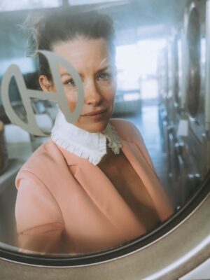 Evangeline Lilly Instagram - Took a leap into the very intimate in my most recent substack post. This one is free and accessible to all. LINK IN BIO. 

Raw photos (not retouched) by @nickonken @photographedbyonken 📸

#eros #sexualagency #malegaze #femalegaze #mirrormirror