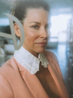 Evangeline Lilly Instagram - Took a leap into the very intimate in my most recent substack post. This one is free and accessible to all. LINK IN BIO. 

Raw photos (not retouched) by @nickonken @photographedbyonken 📸

#eros #sexualagency #malegaze #femalegaze #mirrormirror