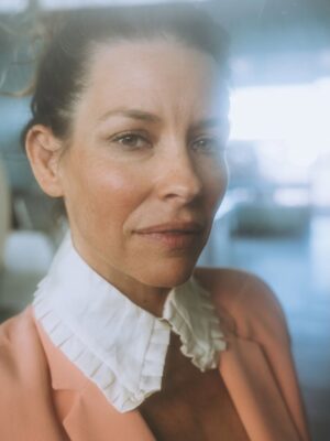 Evangeline Lilly Instagram - Took a leap into the very intimate in my most recent substack post. This one is free and accessible to all. LINK IN BIO. 

Raw photos (not retouched) by @nickonken @photographedbyonken 📸

#eros #sexualagency #malegaze #femalegaze #mirrormirror