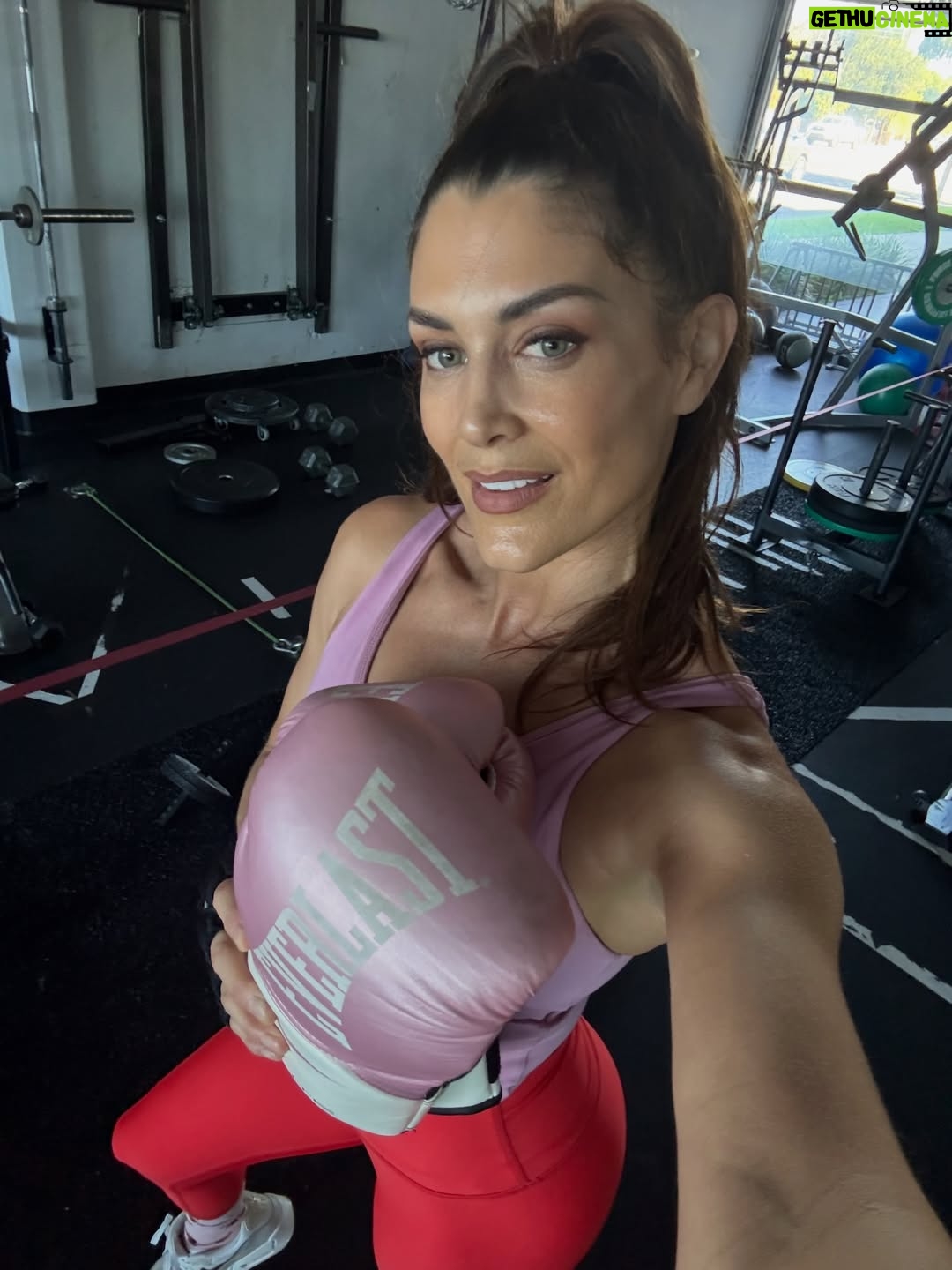 Eve Torres - 5.7K Likes - Happy Valentines Day 
❤️🩷❤️ yourself today!!