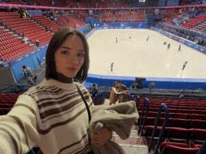 Evgenia Medvedeva Instagram - Возвращаемся из Милана.
Очень много эмоций.
Да, конечно, мы все ехали с надеждой на медали. И я знаю, как сильно этого хотели ребята. Но с учётом той ситуации, в которую попали наши фигуристы, они уезжают без наград — зато с гордо поднятой головой. А это иногда дороже любой награды.

Пётр Гуменник, на мой взгляд, должен был стоять на пьедестале. Я искренне восхищена его прокатами и тем, как он держался. Несмотря на всё давление и несправедливость, с которыми ему пришлось столкнуться, он сохранил достоинство, концентрацию и показал высокий уровень катания. Честно — я не уверена, что в его ситуации смогла бы так совладать с нервами.
Петя и вся его команда — вы большие молодцы. Вы проделали огромную работу, и это было видно в каждом движении.

Аделия Петросян — отдельная гордость. Колоссальное давление, огромные ожидания, пресса, которая заранее «вручала» золото… С таким фоном выходить на лёд невероятно сложно. Но Аделия справилась. Она показала характер, силу и достойное катание. Да, в произвольной программе чуть-чуть не сложилось, и ей немного не повезло. Но у неё были все шансы быть в тройке сильнейших, и это факт.
У этой девочки большое будущее. И я всегда рядом.
Горжусь вами. Несмотря ни на что. 💙
.
@petr_og 
@adeliya_petrosian