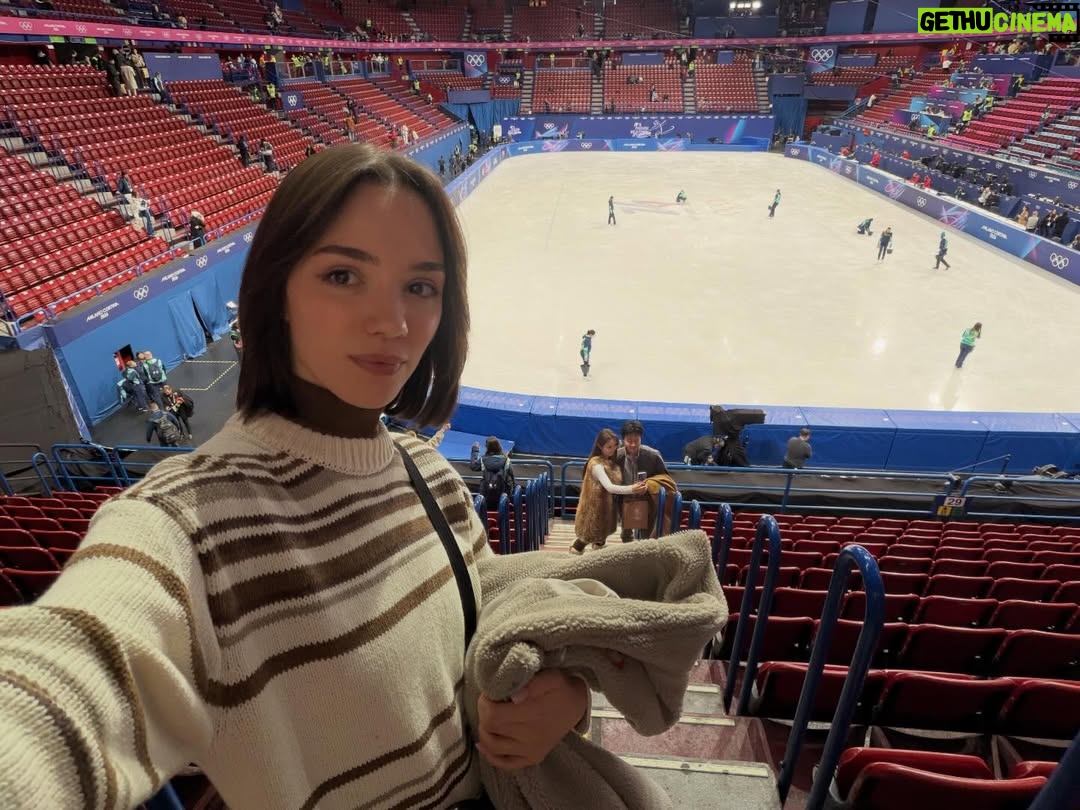 Evgenia Medvedeva - 58.5K Likes - Возвращаемся из Милана.
Очень много эмоций.
Да, конечно, мы все ехали с надеждой на медали. И я знаю, как сильно этого хотели ребята. Но с учётом той ситуации, в которую попали наши фигуристы, они уезжают без наград — зато с гордо поднятой головой. А это иногда дороже любой награды.

Пётр Гуменник, на мой взгляд, должен был стоять на пьедестале. Я искренне восхищена его прокатами и тем, как он держался. Несмотря на всё давление и несправедливость, с которыми ему пришлось столкнуться, он сохранил достоинство, концентрацию и показал высокий уровень катания. Честно — я не уверена, что в его ситуации смогла бы так совладать с нервами.
Петя и вся его команда — вы большие молодцы. Вы проделали огромную работу, и это было видно в каждом движении.

Аделия Петросян — отдельная гордость. Колоссальное давление, огромные ожидания, пресса, которая заранее «вручала» золото… С таким фоном выходить на лёд невероятно сложно. Но Аделия справилась. Она показала характер, силу и достойное катание. Да, в произвольной программе чуть-чуть не сложилось, и ей немного не повезло. Но у неё были все шансы быть в тройке сильнейших, и это факт.
У этой девочки большое будущее. И я всегда рядом.
Горжусь вами. Несмотря ни на что. 💙
.
@petr_og 
@adeliya_petrosian