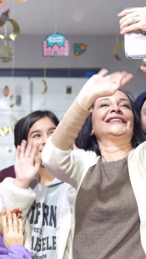 Evrim Akın Instagram - Bayram Özel! 🎉, Meleklerin Abisi Derneği’nde 100 Kişilik Yemek Yaptık! Meleklerimizle çok değerli @bengamzekarta ve @gulonatduman ile konuşturduk videonun tamamı YouTube kanalımda yayında. 🎈@meleklerin_abisi x @meleklerinabisidernek