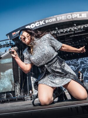 Ewa Farna Instagram - 🔥🔥🔥 Ewa Farna na Fat Lady. 😭🤟🏼
Vlastne to proste dava smysl😂😅 (#bokyjakoskrin) dekuju za top zazitek @rockforpeople 🫂