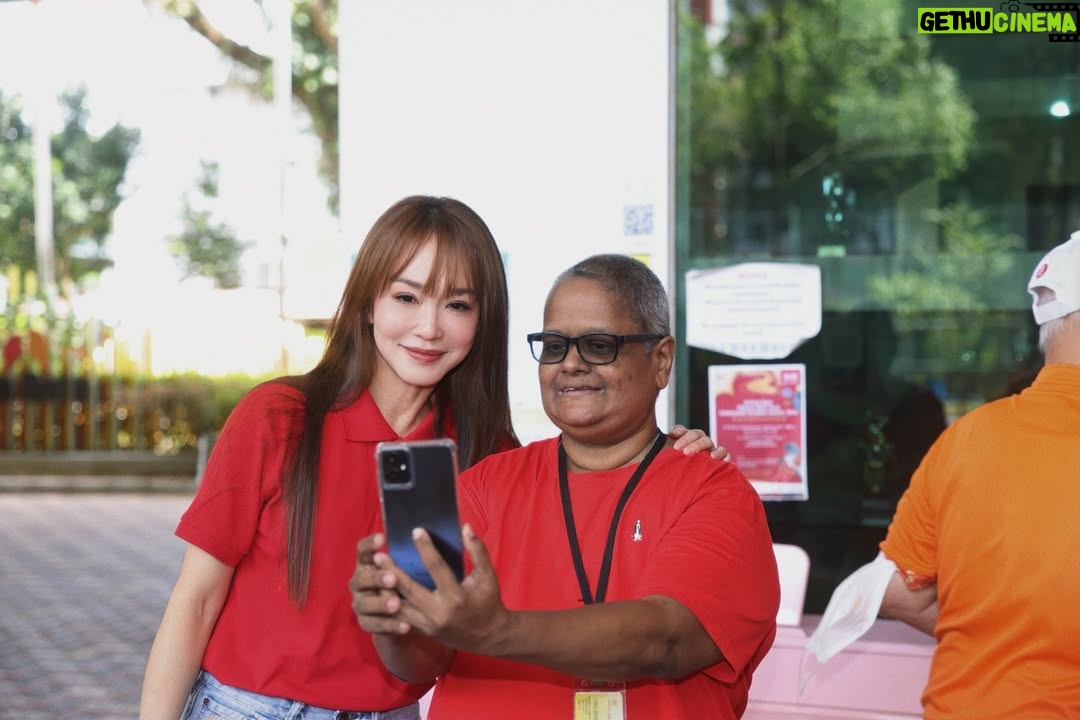 Fann Wong - 9.3K Likes - What a beautiful day of giving. ❤️ My gratitude is immense, but it must start in one special place.

To my FFC family: For nine amazing years, your love and devotion have been the very reason I can do this work. You are my rock.

To CGP: Thank you for three fantastic years of partnership and support.

This event, and every smile we created, exists because of you. My heartfelt thanks also to:
• CaterWow for the delicious feast.
• Kebun Baru CC and Mr. Henry Kwek for the wonderful venue and kind support.
• Sigma Quartet & all performers.
• My mom, my family & extended family – sorry I missed some hellos! 😣
• My husband, for your constant support. 
• My son, for your pure-hearted participation since age 6.

You all warmed countless hearts through your kindness.

@thesquarebox__ Thank you for the beautiful moments ♥️
@aiainbaby 
@fannaticfannclub 
@cgppersonnel 
@caterwow.sg 
@ourkebunbaru 
@henrykweksg 
@fannchewhc 
@thesigmaquartet 
@wenqingfann 
@