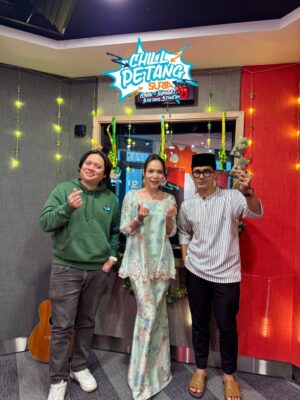 Farahdhiya Instagram - Terima kasih @farahdhiya_fd sudi singgah bersama kami di konti Chill Petang Suria🧡 Cantik dan lembah lembut saja orangnya! Korang, jom dengarkan ‘Eh Ah! Raya’ di platform fav korang dan request hanya di SURIA okay🙌 

#suriamalaysia #chillpetangsuria #SuriaMuzikdanJiwa