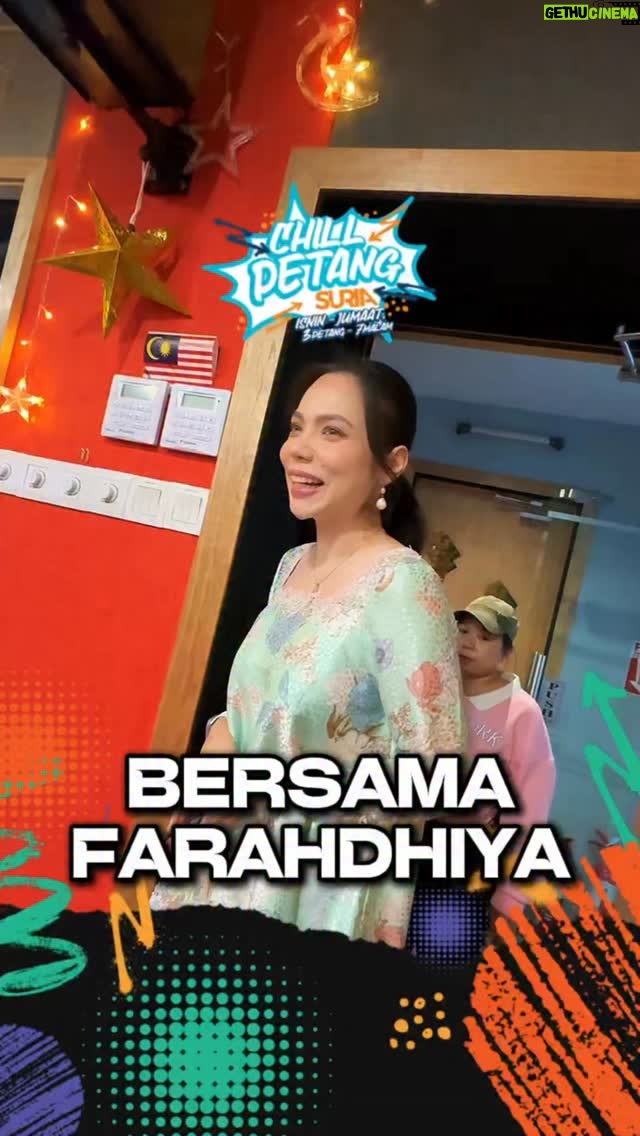 Farahdhiya - 295 Likes - Wahh si cantik @farahdhiya_fd dah sampai konti SURIA la gais😍😍🧡 Farahdhiya dah ready depan mic tu, jom layan dan dengarkan borak santai di Chill Petang Suria sempena aidilfitri yang akan datang ni! 

#suriamalaysia #chillpetangsuria #SuriaMuzikdanJiwa