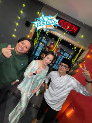 Farahdhiya Instagram - Terima kasih @farahdhiya_fd sudi singgah bersama kami di konti Chill Petang Suria🧡 Cantik dan lembah lembut saja orangnya! Korang, jom dengarkan ‘Eh Ah! Raya’ di platform fav korang dan request hanya di SURIA okay🙌 

#suriamalaysia #chillpetangsuria #SuriaMuzikdanJiwa